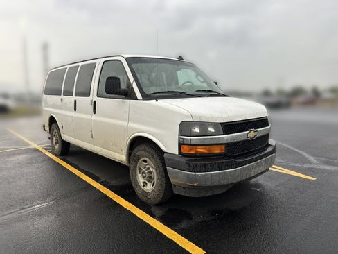 Used 2017 Chevrolet Express 2500 LT w/ LT Preferred Equipment Group RWD image 2