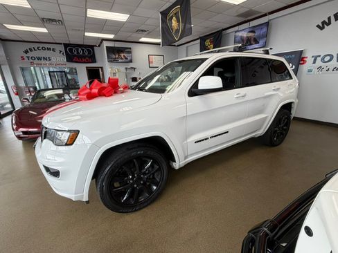 Used 2021 Jeep Grand Cherokee Laredo X AWD/4WD image 9