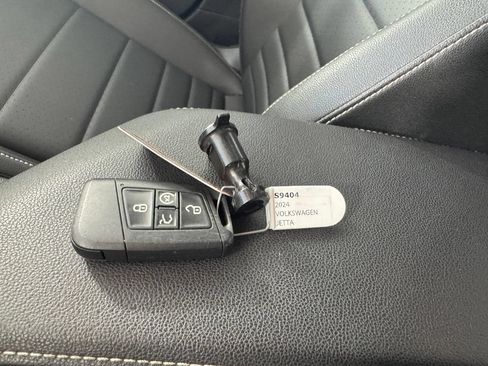 Used 2024 Volkswagen Jetta SE FWD image 3