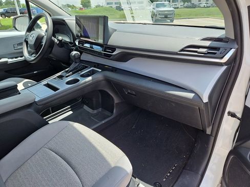 Certified 2025 Toyota Sienna LE FWD image 22