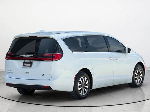 Used 2022 Chrysler Pacifica Touring-L FWD image 2