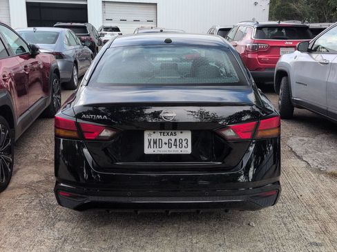 Used 2025 Nissan Altima 2.5 SV FWD image 2