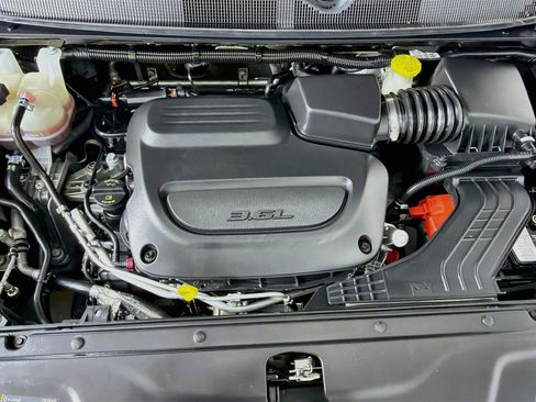 Used 2024 Chrysler Pacifica Touring-L FWD image 33