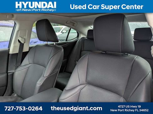 Used 2022 Lexus ES 350 w/ Premium Package FWD image 3