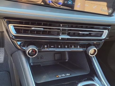 Used 2025 Chevrolet Traverse LT w/ Enhanced Driving Package image 7