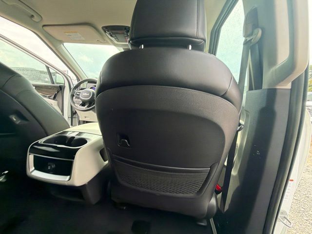 Used 2024 Kia Carnival EX FWD image 20