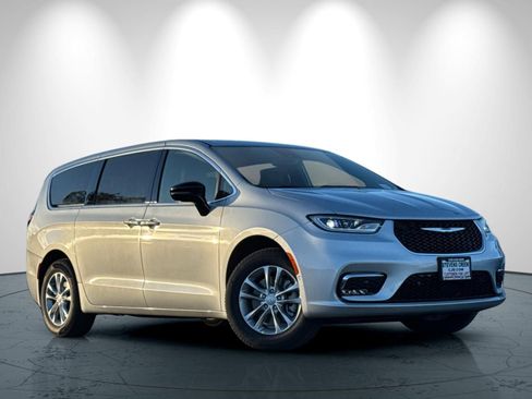 New 2026 Chrysler Pacifica Select image 2