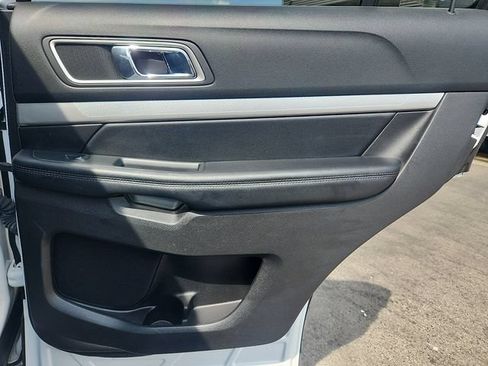 Used 2017 Ford Explorer XLT w/ Equipment Group 202A AWD/4WD image 32