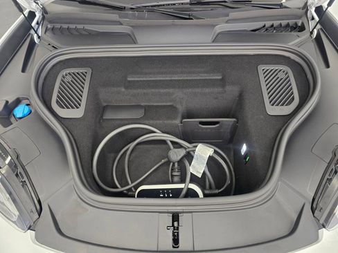 Certified 2025 Porsche Macan Electric image 11