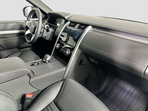 Certified 2025 Land Rover Discovery Dynamic SE image 33