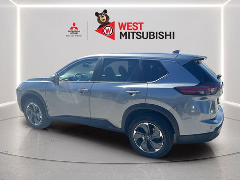 Used 2024 Nissan Rogue SV AWD/4WD image 3