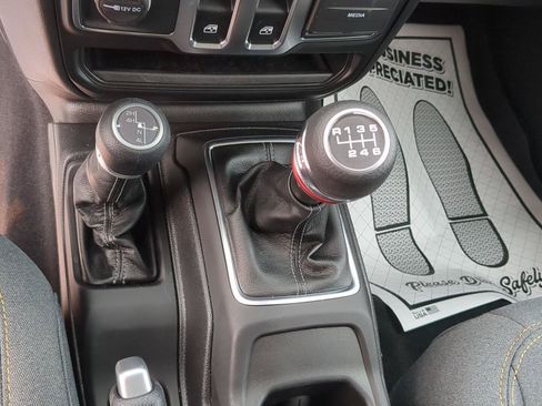 Used 2025 Jeep Wrangler Sport AWD/4WD image 15