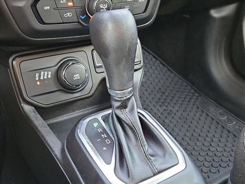 Used 2023 Jeep Renegade Latitude AWD/4WD image 12