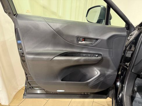 Certified 2021 Toyota Venza LE AWD/4WD image 15