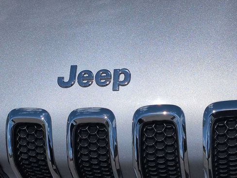 Used 2016 Jeep Cherokee Latitude w/ Cold Weather Group AWD/4WD image 12