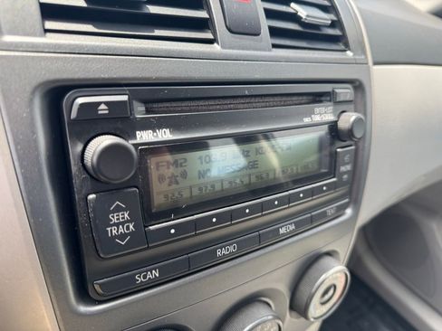 Used 2012 Toyota Corolla LE FWD image 2