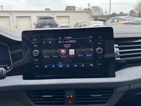 Used 2025 Volkswagen Jetta SE image 18