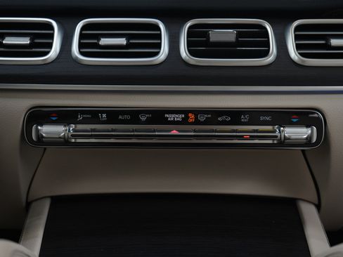 Used 2025 Mercedes-Benz GLS 450 4MATIC image 21