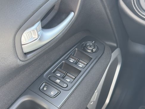 Used 2020 Jeep Renegade Latitude w/ Cold Weather Group AWD/4WD image 26