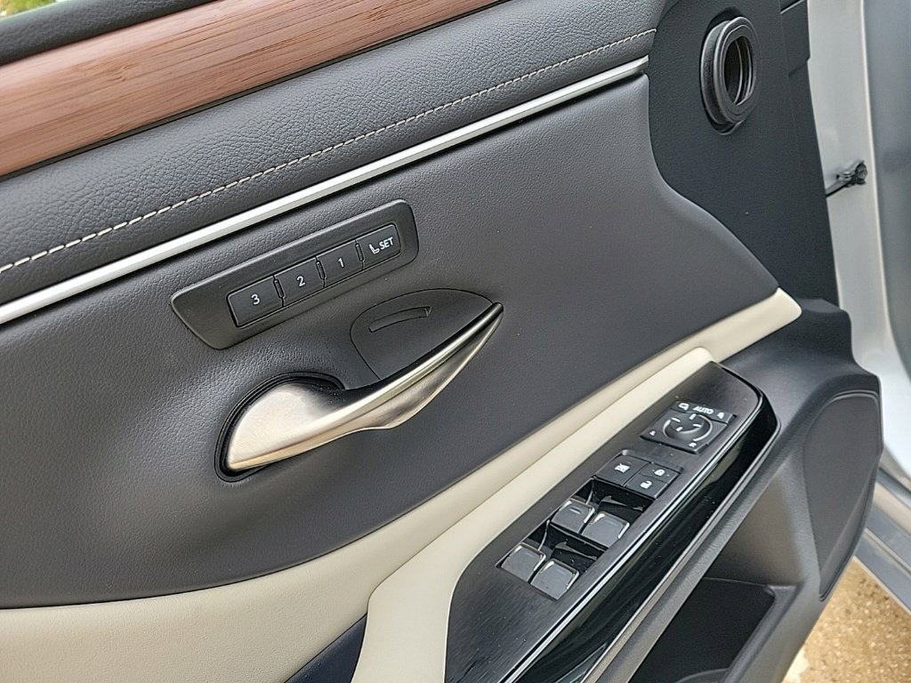 Used 2025 Lexus ES 350 w/ Premium Package FWD image 31