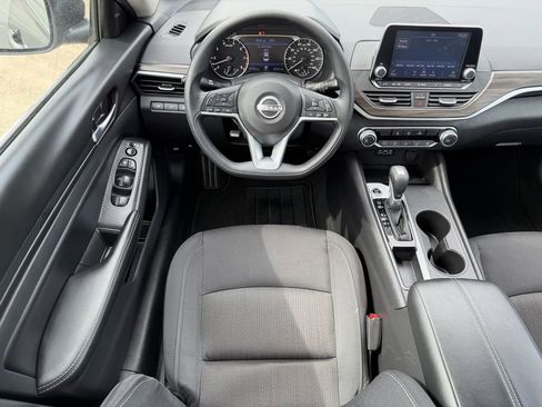 Used 2025 Nissan Altima 2.5 SV FWD image 13