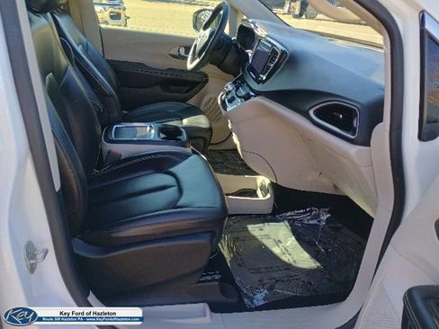 Used 2023 Chrysler Pacifica Touring-L FWD image 14
