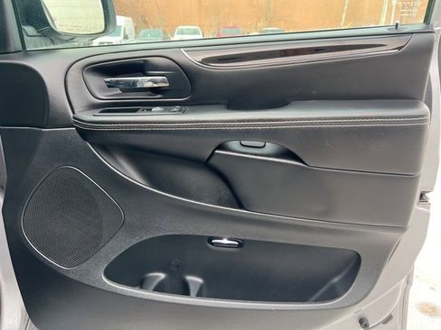 Used 2015 Dodge Grand Caravan SXT image 10