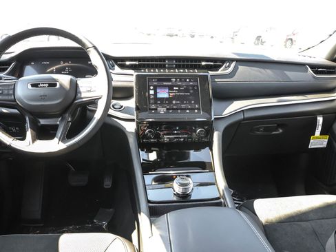 New 2025 Jeep Grand Cherokee Altitude image 16