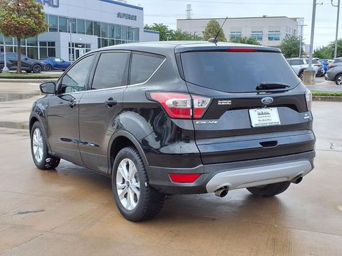 Used 2017 Ford Escape SE FWD image 2
