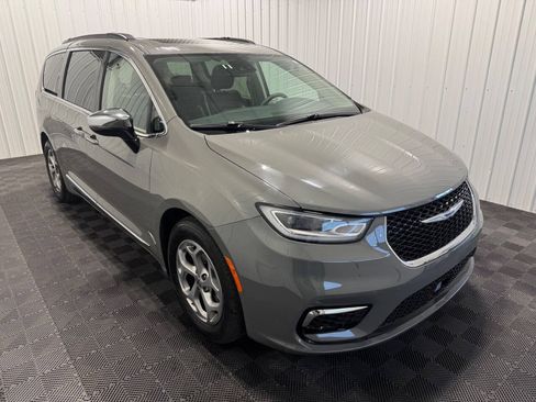 Used 2023 Chrysler Pacifica Limited FWD image 2