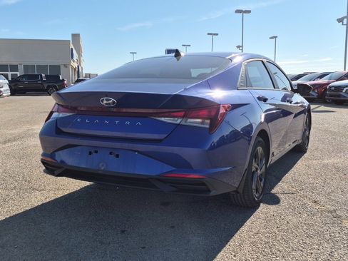 Used 2023 Hyundai Elantra SEL image 3