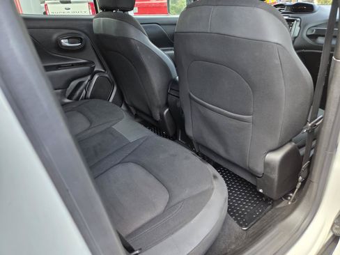 Used 2023 Jeep Renegade Latitude AWD/4WD image 19