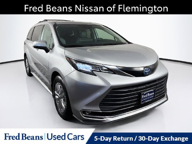 Used 2022 Toyota Sienna XLE w/ XLE Plus Package FWD image 1