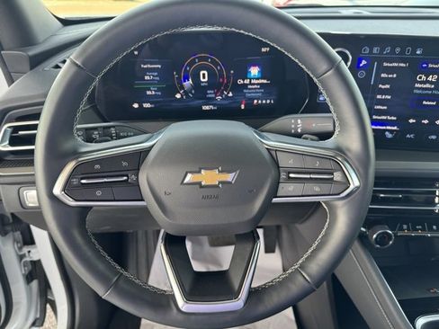 Used 2025 Chevrolet Traverse LT image 13