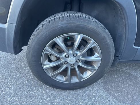 Used 2019 Jeep Cherokee Latitude Plus w/ Comfort/Convenience Group image 10