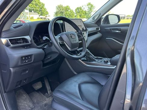 Used 2024 Toyota Highlander Platinum AWD/4WD image 11