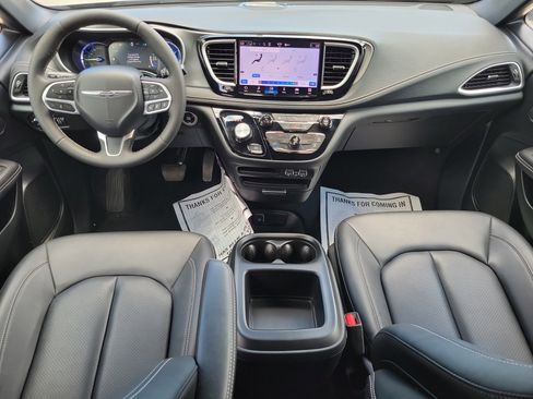 Used 2025 Chrysler Pacifica Select FWD image 12