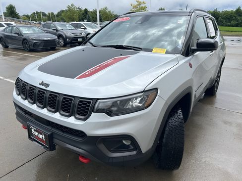 Used 2025 Jeep Compass Trailhawk AWD/4WD image 3