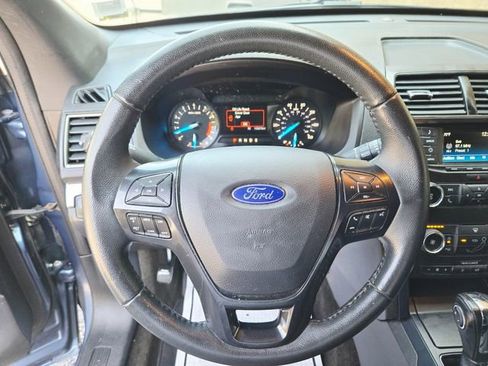 Used 2018 Ford Explorer XLT image 12