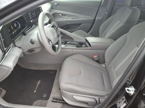Used 2025 Hyundai Elantra SE FWD image 12