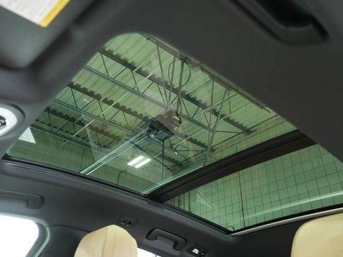Certified 2025 Porsche Macan AWD/4WD image 37