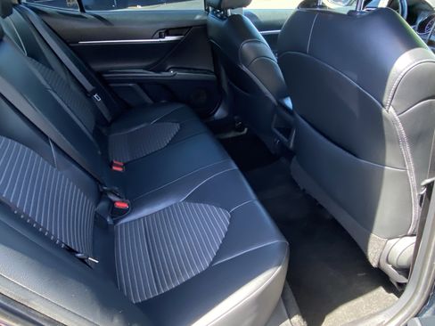 Used 2018 Toyota Camry SE FWD image 12