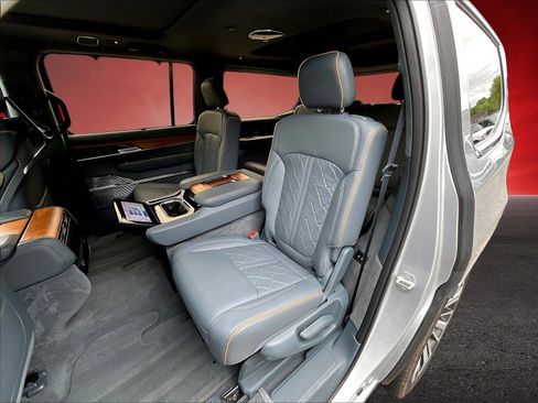 Used 2024 Jeep Grand Wagoneer Series III w/ Rear Seat Video Group 1 AWD/4WD image 22