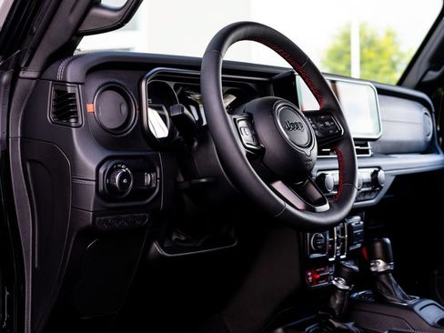 Used 2024 Jeep Wrangler Unlimited Rubicon AWD/4WD image 18