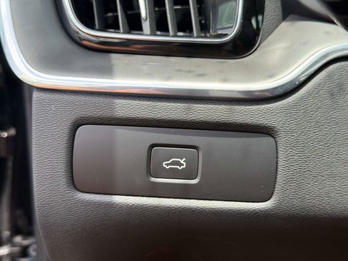 Certified 2025 Volvo XC60 B5 Core AWD/4WD image 28