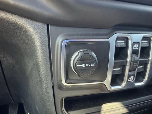 Used 2018 Jeep Wrangler Unlimited Sahara image 28