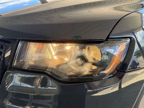 Used 2018 Jeep Grand Cherokee Laredo AWD/4WD image 36