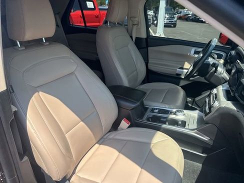 Certified 2021 Ford Explorer XLT w/ Equipment Group 202A AWD/4WD image 10