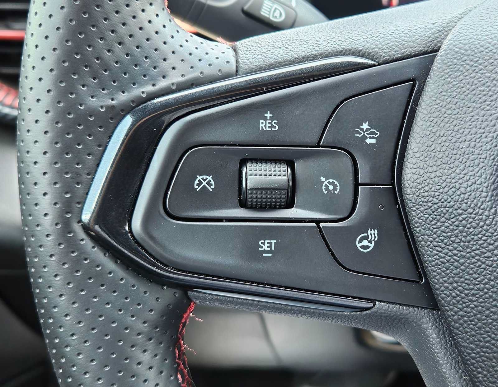 Used 2025 Chevrolet Trax RS w/ Driver Confidence Package FWD image 17