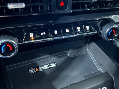 Used 2025 Chevrolet Suburban LT image 24